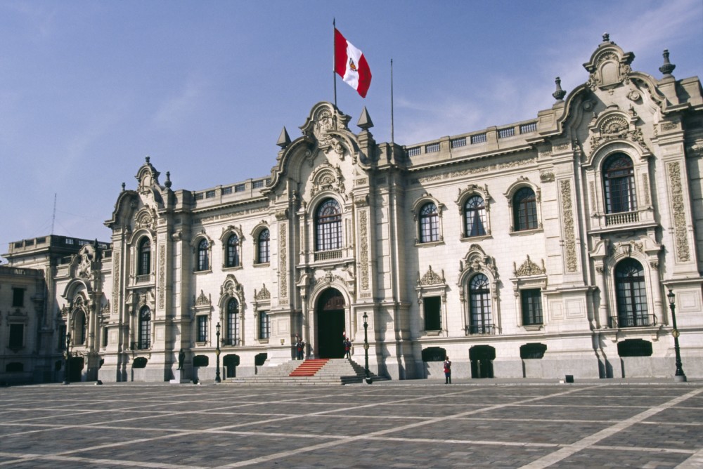 peru–lima–palacio-de-gobierno–residence-of-perus-president-on-the-plaza-de-armas–central-lima–the-government-palace-was-built-in-1937–126367448-5965751b3df78cdc68c2b0d6